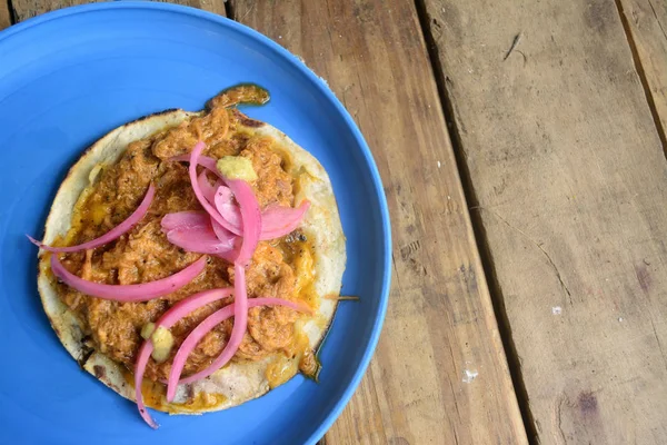 Cochinita pibili taco, domuz eti pişmiş achiote ve portakal suyu içeren pibil sos ile