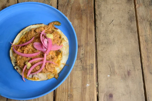 Cochinita pibili taco, domuz eti pişmiş achiote ve portakal suyu içeren pibil sos ile
