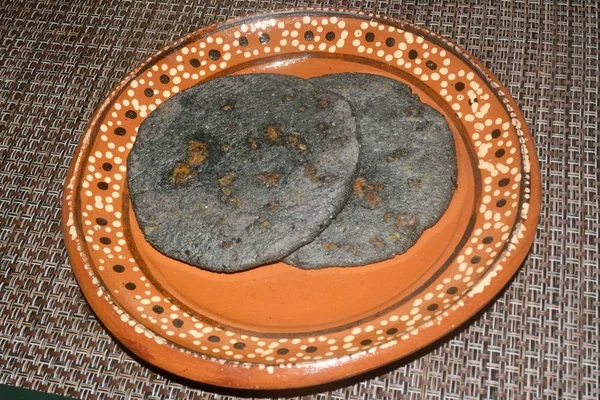 Gorditas traditionnelles mexicaines à base de maïs bleu sur un plat ethnique en argile — Photo