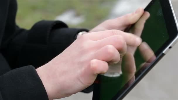 Mann hält leere Tablette in der Hand — Stockvideo