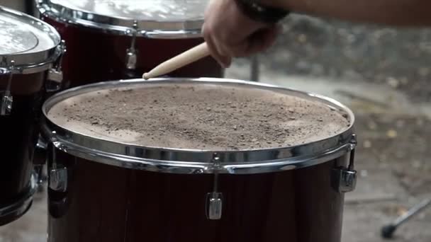 Opblazen van zand op trommel — Stockvideo