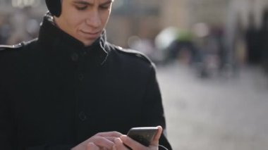 Cep telefonu gps ile yürüyen adam