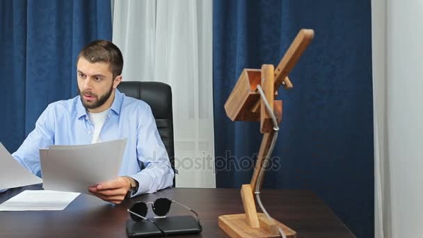 Trieste man langzaam eten van papier — Stockvideo