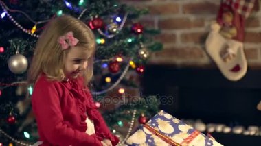 OM kızı Noel için bir hediye verir.