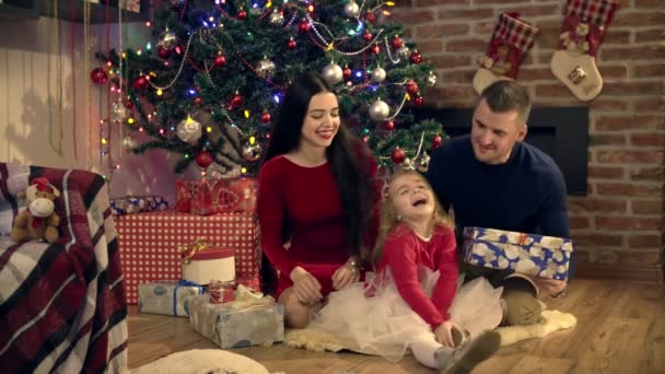 Parents give gifts a daughter for Christmas — Stock Video