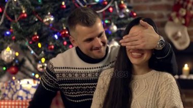 Adam Noel kız arkadaşına hediyesi veriyorsun