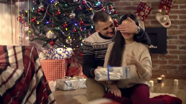 Мужчина дарит рождественский подарок своей девушке — стоковое видео