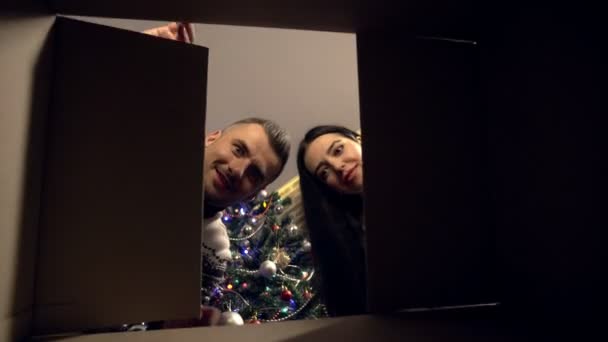 Giovane coppia che apre un regalo di Natale — Video Stock
