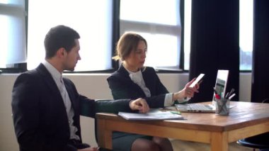 İki ofis ve onay telefon içinde oturan bir iş takım