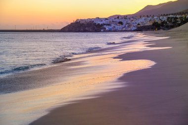 Günbatımı sahilde Morro Jable, Fuerteventura, İspanya.