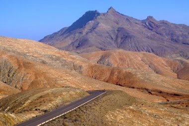 Fuerteventura Dağları eğri bir yol.