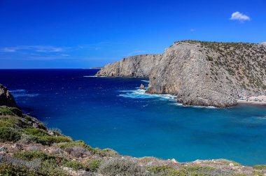 Deniz Manzaralı Cala Domestica, Sardunya, İtalya.