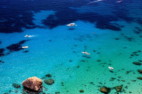 Vue à couper le souffle d'en haut sur l'eau de mer transparente . — Photo