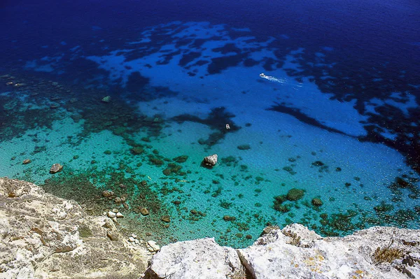 Impresionante vista desde arriba sobre el agua de mar transparente . — Foto de Stock