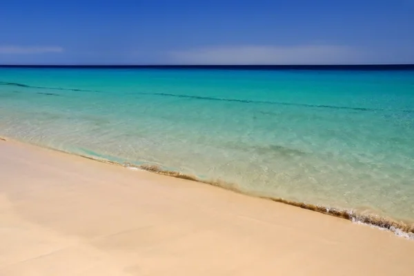 크리스탈 물과 해변에서 황금빛 모래 바다. — 스톡 사진