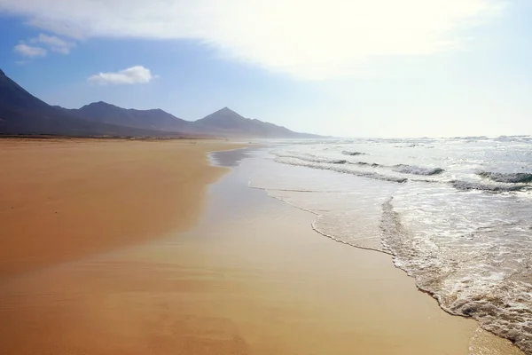 Yatay, kumsal, deniz ve dağ.