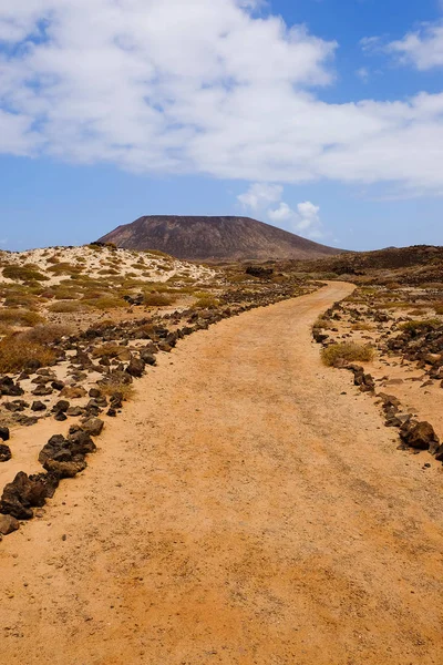 Vue sur le sentier et une montagne sur l'île de Lobos, Fuerteventura — Photo