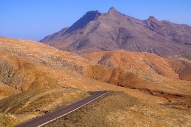 Yol dağlarda Fuerteventura, İspanya.
