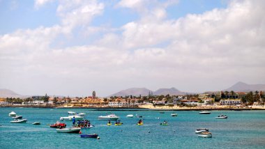 Grup bilinmeyen insan su sporları, deniz gemilerde yapıyor. Fuerteventura, İspanya.