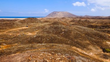 Bir dağ ve bir otobüse Fuerteventura, İspanya ile bir yol ile manzara.
