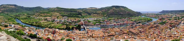 Vista desde arriba de la ciudad Bosa, río Temo y el mar en Cerdeña, Italia —  Fotos de Stock