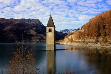 Reschensee Kulesi South Tyrol, İtalya.