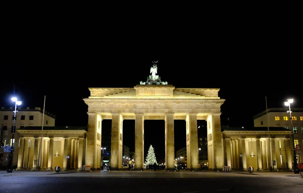 Brama Brandenburska w Berlinie, Niemcy w nocy. — Zdjęcie stockowe