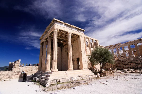 Θέα στον Παρθενώνα, την Ακρόπολη με το μπλε του ουρανού στο φόντο. — Φωτογραφία Αρχείου