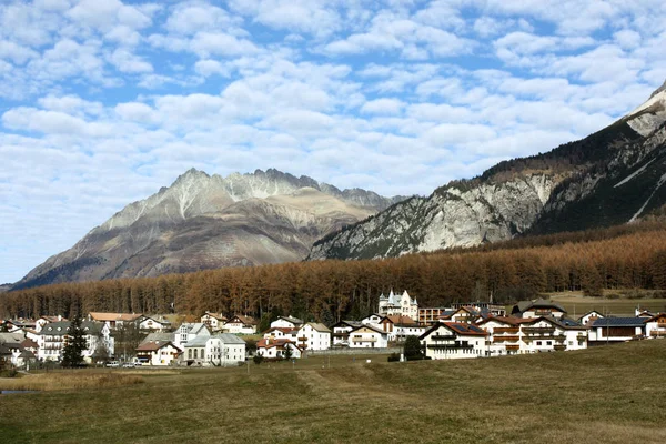 Vesnice v Saouth regionu Tyrolsko, Itálie. — Stock fotografie