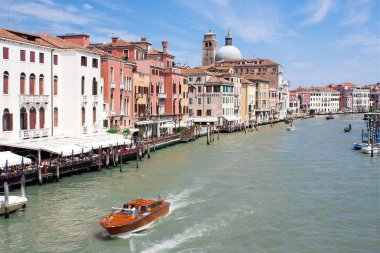 Grand Canal tekneler ve gondollar. Venice, İtalya - 23.04.2016.