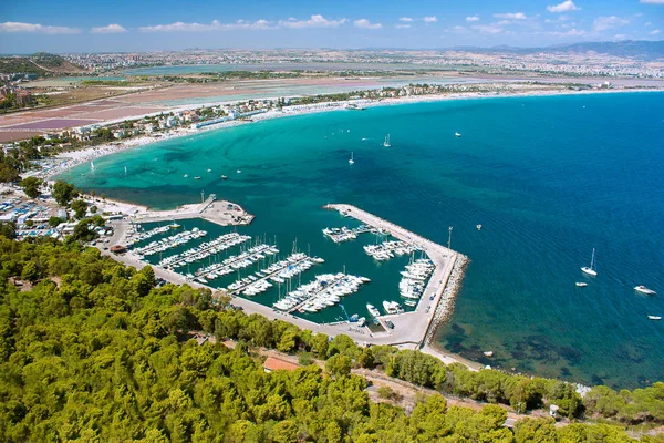Cagliari alansal görünümde yeşil orman ile bir bağlantı noktası deniz araçları ile ve ünlü plaj Il Poetto.