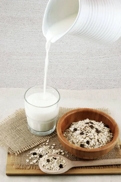 Ontbijt met verse melk en Haver vlokken. — Stockfoto