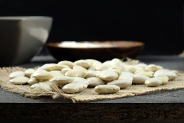 Çul üzerinde beyaz kuru fasulye.