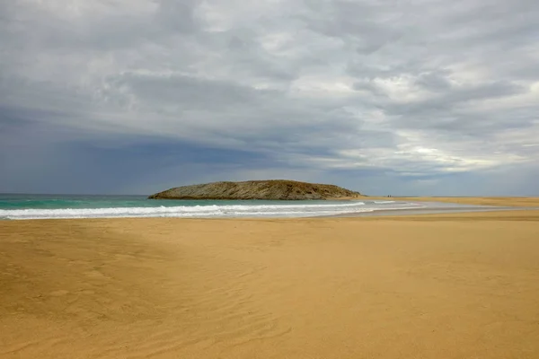 Kanarya Adası Fuerteventura, İspanya kumsalda Cofete görüntüleyin. — Stok fotoğraf