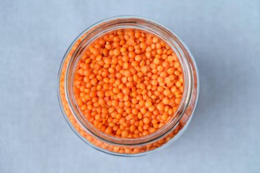 Bir bardak kırmızı mercimek. Yukarıdan görüntülemek.