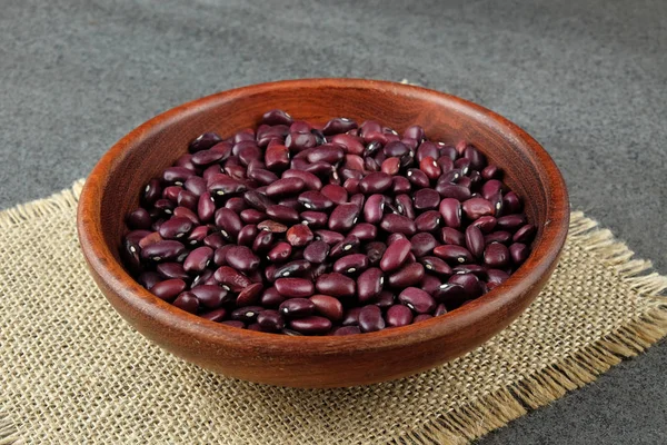 Fialové Sušené fazole v woodenbowl. — Stock fotografie