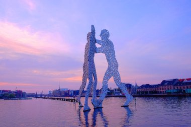Molekül adam heykel üzerinde gündoğumu görüntüleyin. Berlin, Almanya - 01.04.2017.