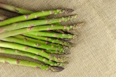 Çul üzerinde yeşil kuşkonmaz.