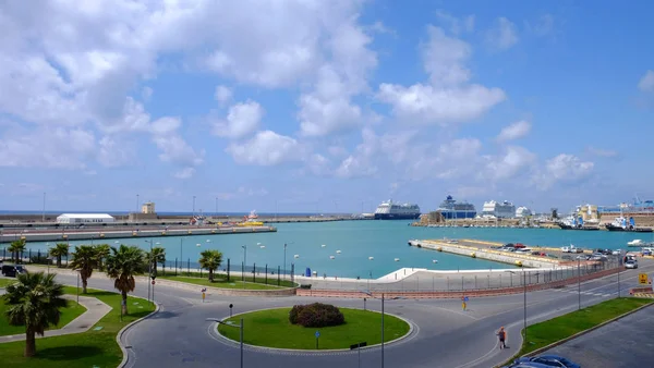 Civitavecchia bağlantı noktası - İtalya - 25.04.2017 üzerinde göster.