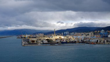 Bağlantı noktası ve bulutlu bir günde Cenova feneri.