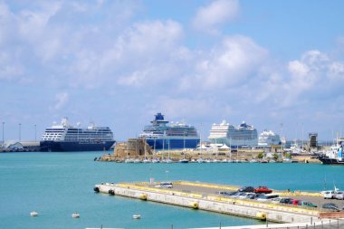 Limanda büyük cruise gemi.