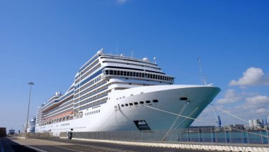 Civitavecchia, İtalya - 25 Nisan 2017: Büyük yolcu gemilerine liman.