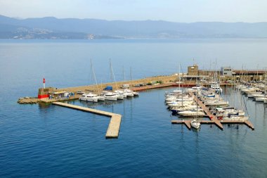 Ajaccio, Corsica, Fransa beyaz yelkenli ve misafir ile rıhtımda görüntülemek.