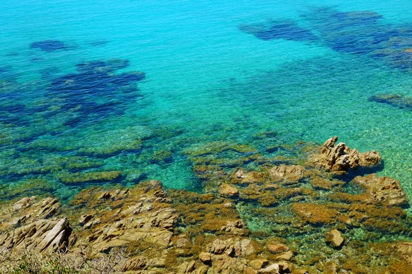 Crystal Zie water in Sardinië, Italië. — Stockfoto