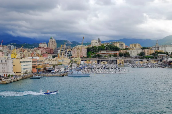 Blick auf den Hafen von Genua, Italien. — Stockfoto