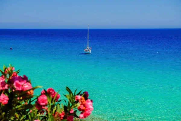 Denizde beyaz bir tekne.