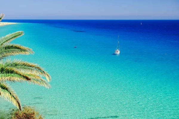 Denizde beyaz bir tekne.