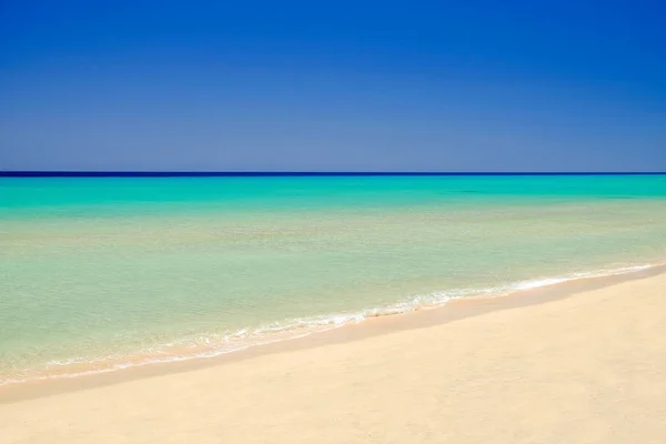 Kristallklares Meerwasser mit erstaunlichen Farben auf Fuerteventura, Spanien. — Stockfoto