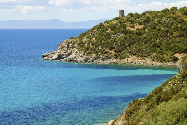 Praia Mare Pintau e Torre Espanhola na Sardenha, Itália . — Fotografia de Stock