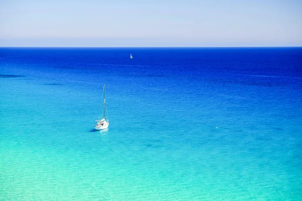 フェルテベントゥラ島、スペインの海でボートをホワイト. — ストック写真